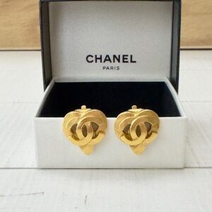Chanel CC Logo 97P Gold Heart Motif Coco
Mark Earrings